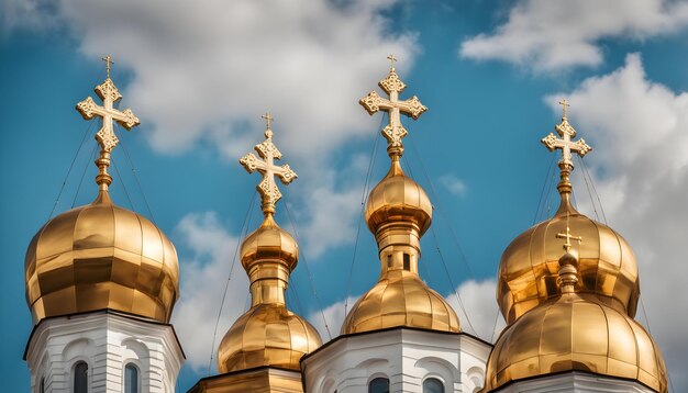 Foto uma igreja dourada com um céu e nuvens ao fundo