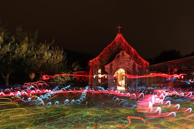 Foto uma igreja no escuro com luzes acesas