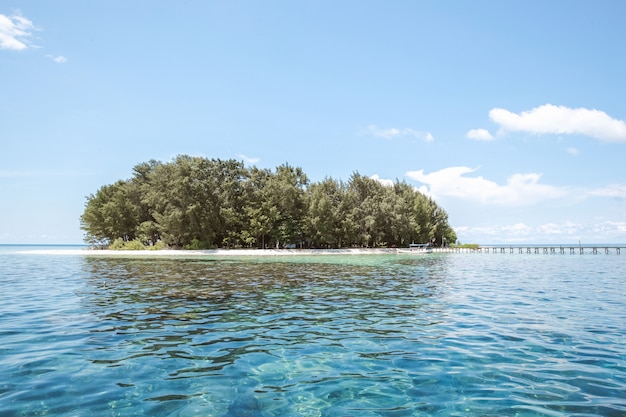 Uma ilha no meio de um oceano de águas claras em Karimun Jawa