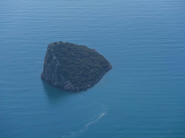 Foto uma ilha tropical no meio do mar