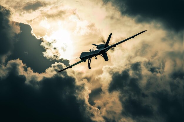 Uma imagem abstrata de um drone de combate em silhueta contra um dramatico céu cheio de nuvens