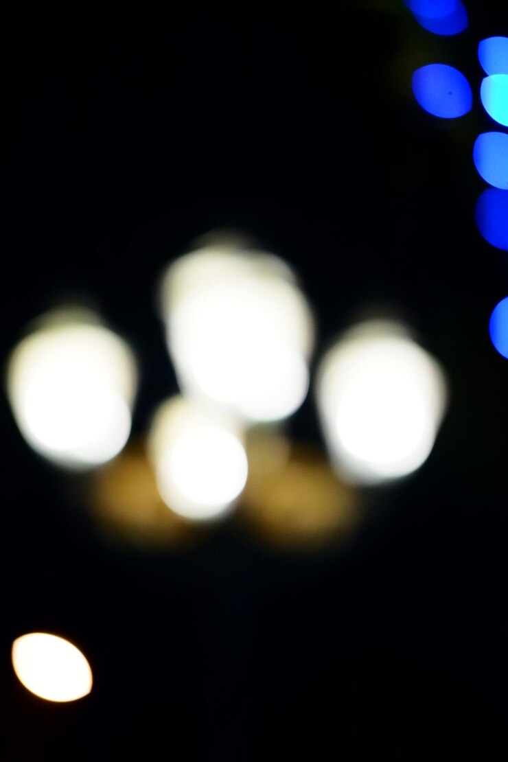 Foto uma imagem borrada de luzes no escuro com luzes azuis e amarelas.