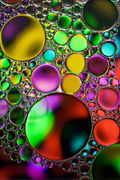 Uma imagem colorida de bolhas com as palavras óleo no fundo