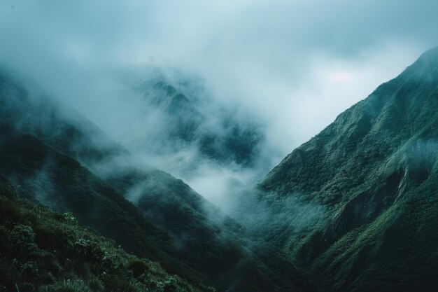 Uma imagem de belas montanhas num nevoeiro.