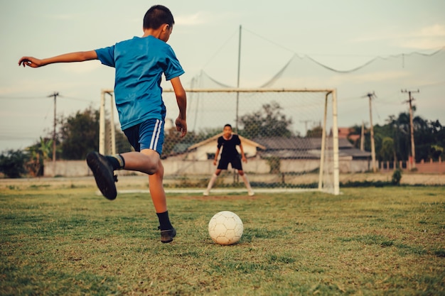 Uma imagem de esporte de ação de um grupo de crianças jogando futebol futebol para exercício