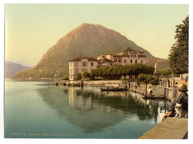 uma imagem de um lago com uma montanha no fundo