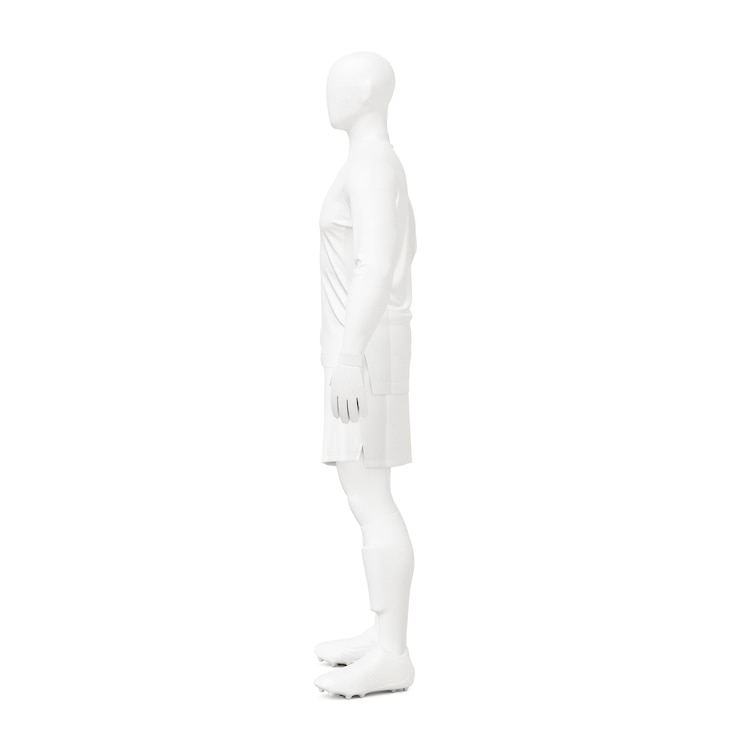 Foto uma imagem de um manequim com o kit completo de goleiro de futebol masculino com bola isolada em um fundo branco