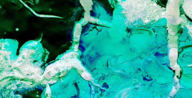 Uma imagem verde e azul de um corpo de água com uma cor azul e verde.