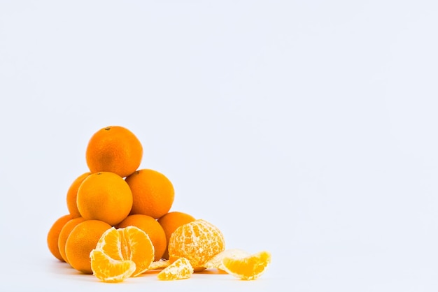 Uma imagem vibrante mostrando mandarinas em um fundo branco