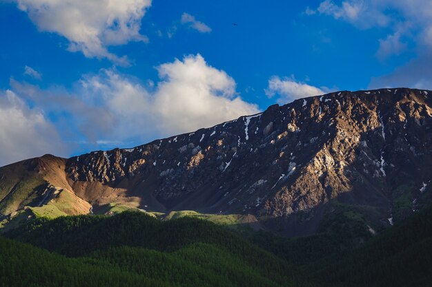 Foto uma impressionante cordilheira na estepe kuray da república de altai, rússia