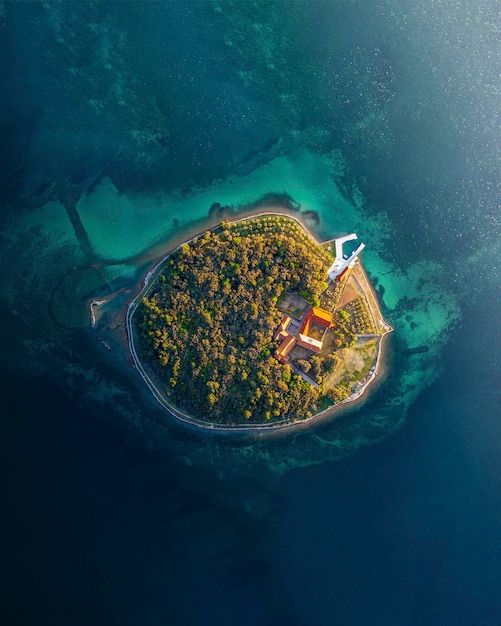 Uma incrível foto de um drone de cima para baixo de uma ilha do mar Adriático, Kosljun