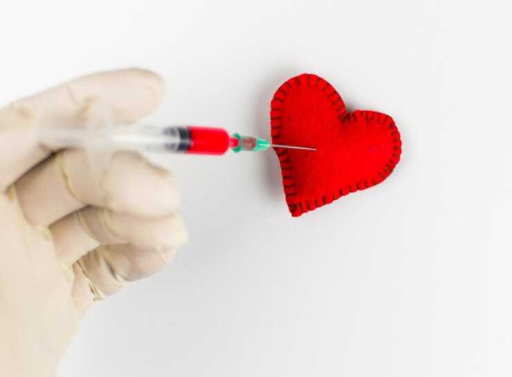 Foto uma injeção de amor no coração coração costurado e seringa com líquido vermelho sobre fundo branco