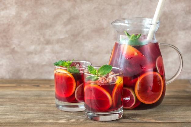 Uma jarra e dois copos com frutas espanholas Sangria