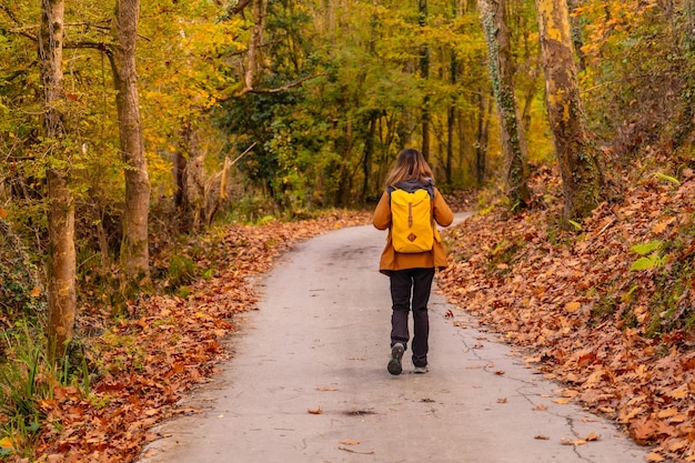 Uma jovem a caminho do Monte Erlaitz no outono, na cidade de Irun, Gipuzkoa. país Basco