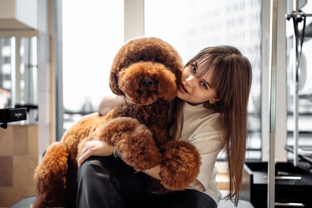 Foto uma jovem abraça um cachorro grande e uma amizade humana foto de alta qualidade