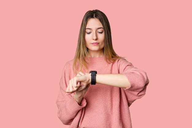 Uma jovem admirando seu elegante e moderno smartwatch para cronometragem conveniente