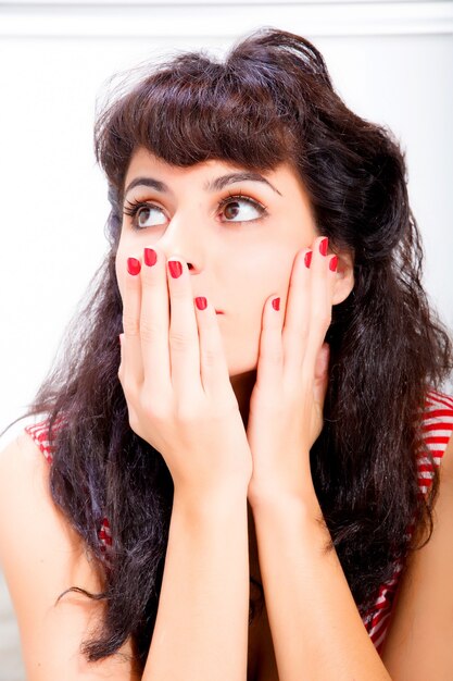 Foto uma jovem adulta perplexa vestida em estilo vintage