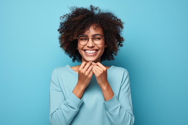 Uma jovem alegre irradia positividade.