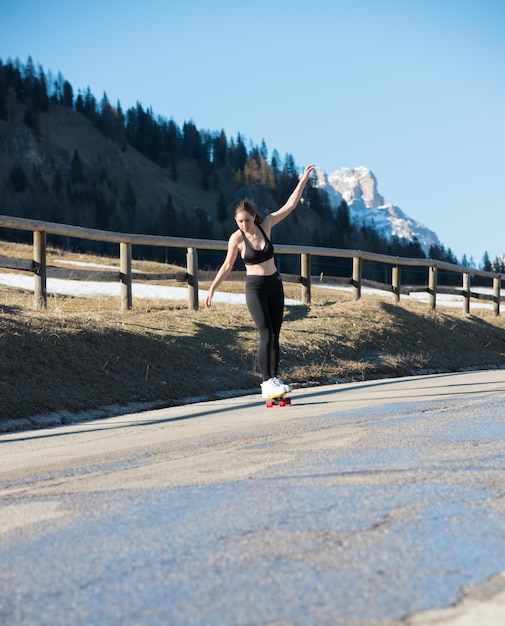 Uma jovem andando de skate em dolomitas