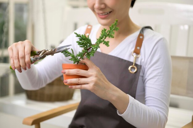 Uma jovem asiática gosta de jardinagem em casa Conceito de saúde e bem-estar