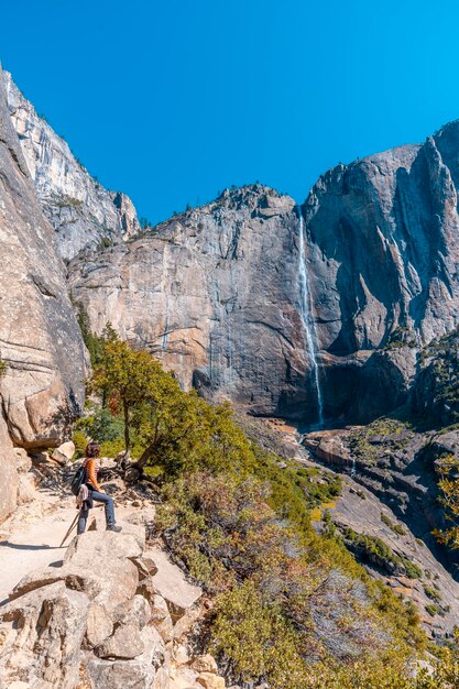 Uma jovem assistindo Upper Yosemite Fall