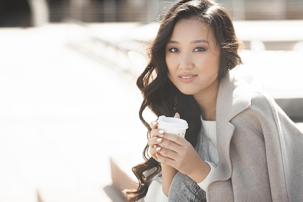 Uma jovem atraente bebendo café Retrato de uma jovem bonita Retrato facial feminino