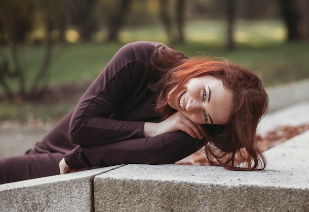 Uma jovem atraente com uma expressão triste e pensativa em um parque em um dia ensolarado Profundidade de campo rasa retrato criativo feminino