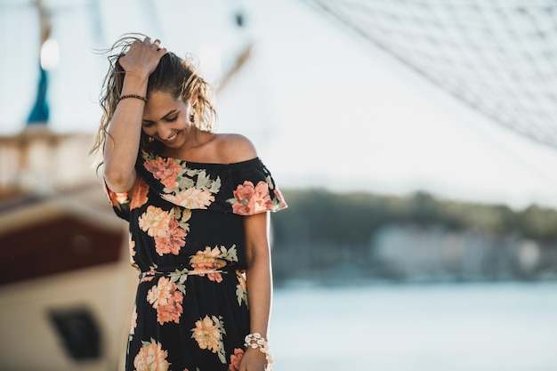 Uma jovem atraente vestido de flor passar férias de verão à beira-mar.