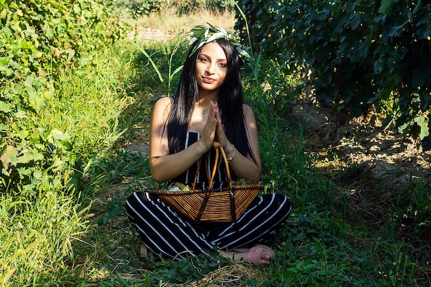 Uma jovem bonita na vinha, uma mulher na natureza.