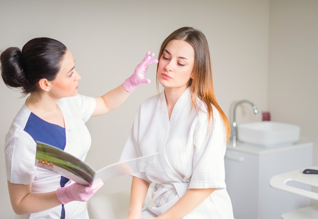 Uma jovem bonita veio a um salão de beleza e se consultou com uma esteticista sobre tratamentos anti-envelhecimento.