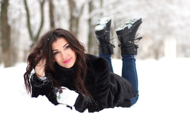 Uma jovem caminhando em um parque de inverno ao ar livre