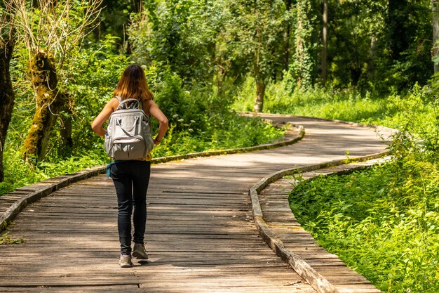 Uma jovem caminhando na trilha entre la garette e coulon, marais poitevin, a veneza verde, perto da cidade de niort, frança