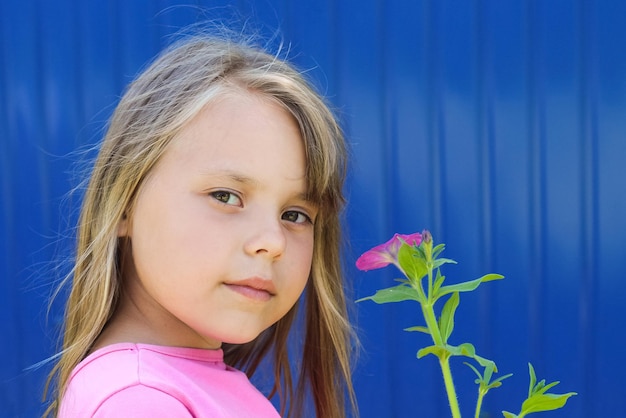 Uma jovem cheira uma flor ao ar livre