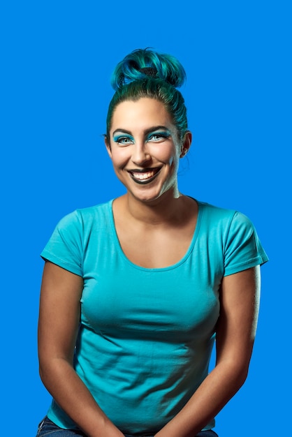 Foto uma jovem com cabelo azul em um fundo azul
