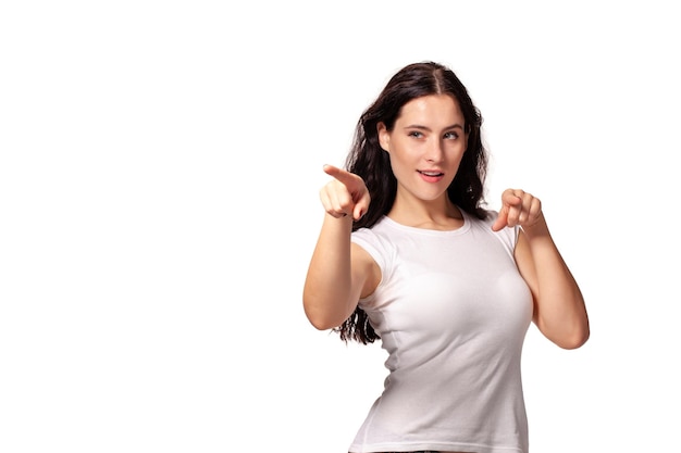 Uma jovem com um vestido branco apontando o dedo para alguém