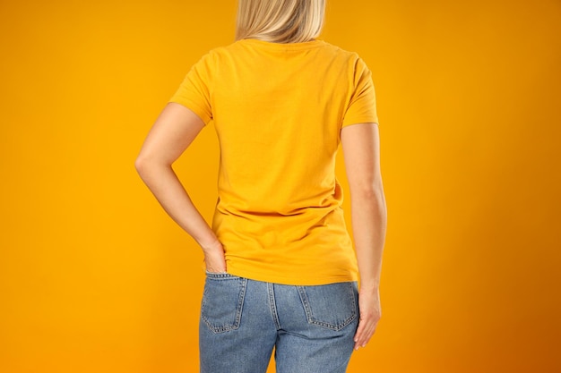 Uma jovem com uma camiseta amarela