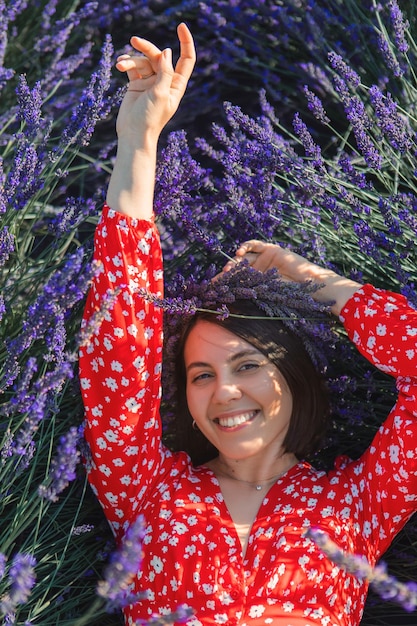 Uma jovem com uma coroa na cabeça encontra-se em um campo de lavanda