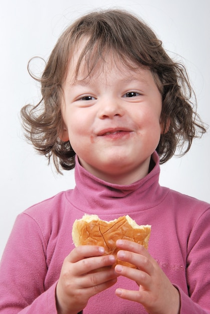 Foto uma jovem comendo um pão