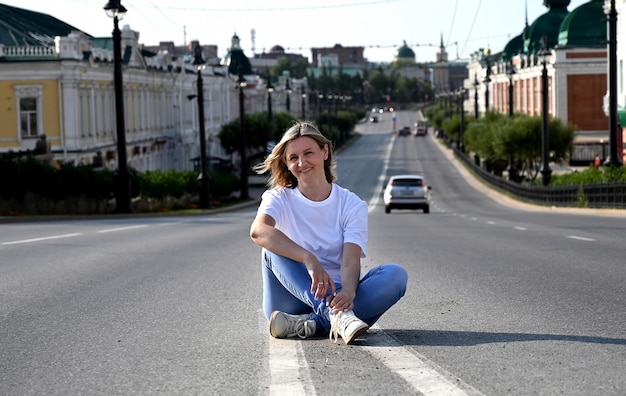 Uma jovem confiante caminha pelas ruas da cidade, uma mulher sorri e aproveita a vida