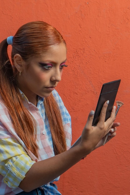 Uma jovem dançarina mexicana ajusta seu vestido e prepara sua maquiagem para uma dança tradicional