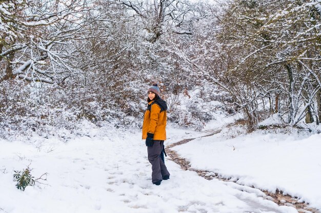 Uma jovem desfrutando muito no inverno na neve neve na cidade de opakua