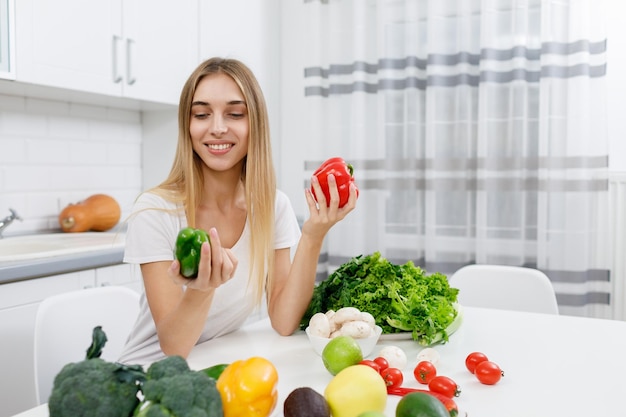 Uma jovem dona de casa estimando Bell A Peppers