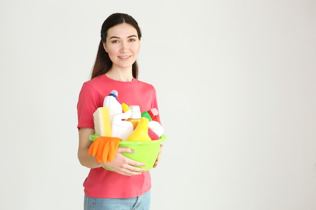 Uma jovem dona de casa fazendo um close da limpeza da casa