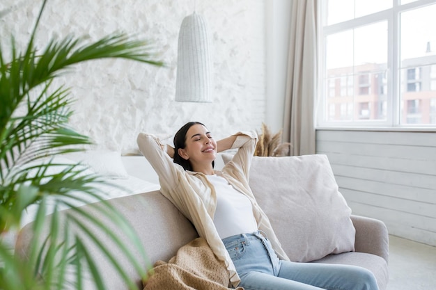 Foto uma jovem e bela empresária está descansando no sofá após um descanso bem-sucedido no dia de trabalho