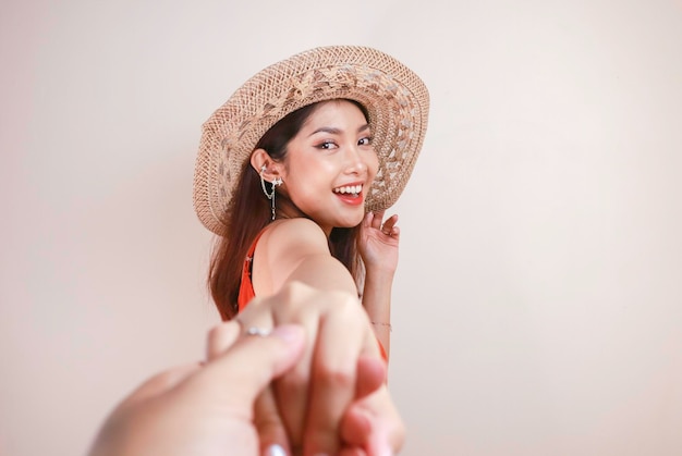 Uma jovem e bela mulher asiática tomando selfie com a mão