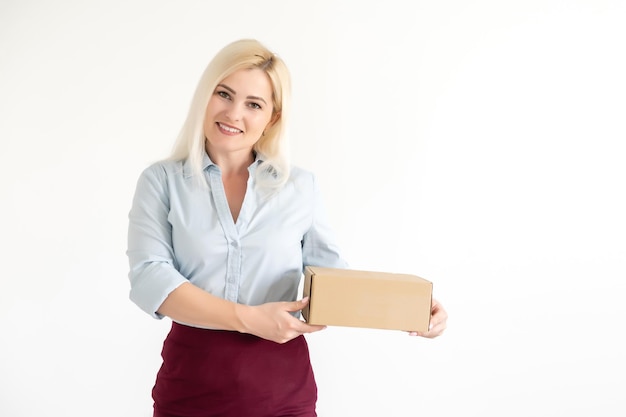 Uma jovem e bela mulher caucasiana segurando uma caixa nas mãos dela.