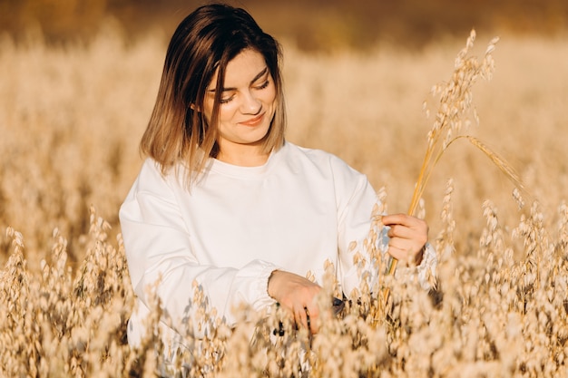 Uma jovem em um campo de aveia