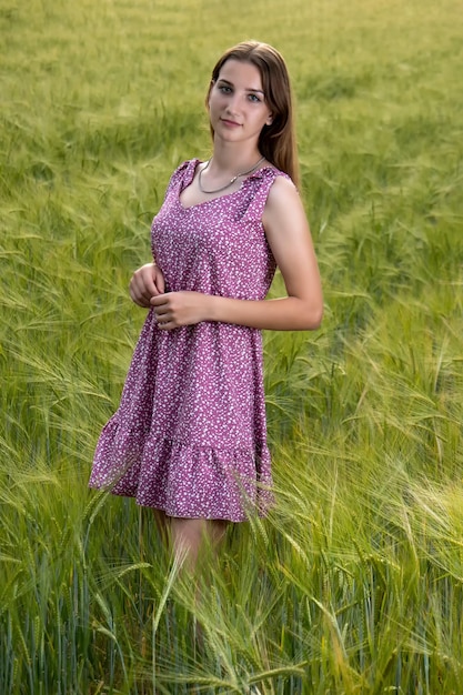 Uma jovem em um vestido vermelho em um campo de trigo