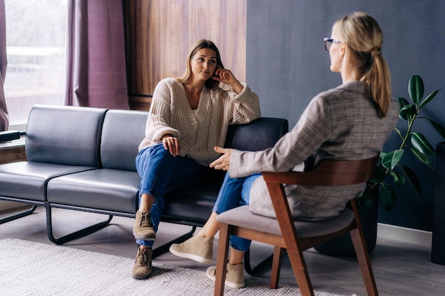 Uma jovem em uma consulta com um psicólogo ouve conselhos sobre como melhorar o comportamento na vida