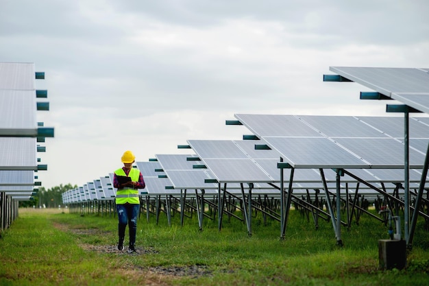 Uma jovem engenheira de células solares está trabalhando duro Trabalhando em energia alternativa Energia solar